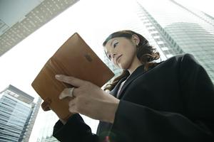 弁護士に依頼をすることで借金を減らすことができます